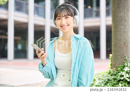 ヘッドフォンで音楽を聴く女子大学生 116341632
