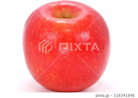 真っ赤なリンゴ　丸ごと1個　明るい背景 116341848