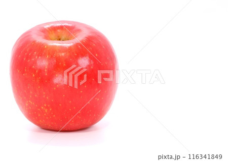 真っ赤なリンゴ　丸ごと1個　明るい背景 116341849