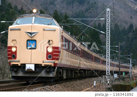 北陸本線を行く特急雷鳥号：485系200番台先頭 116341892
