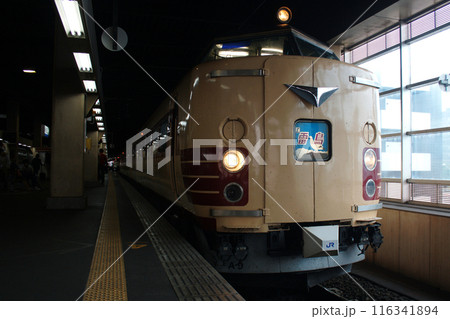 金沢駅に到着する特急雷鳥号：485系200番台先頭 116341894
