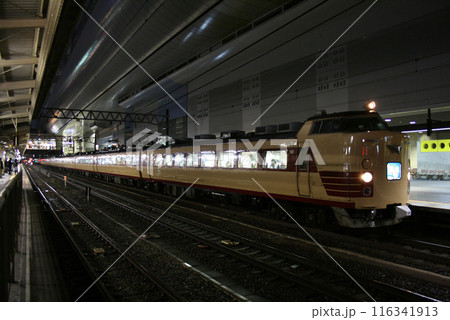 夜の京都駅に停車中の特急雷鳥号（485系電車：大阪⇔金沢） 116341913