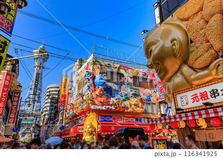 大阪府　大阪市　観光客で賑わう 新世界と通天閣 116341925