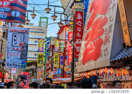 大阪府　大阪市　観光客で賑わう 新世界 116341929