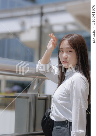 街中でカバンを持った女子高生 街中でカバンを持った女子高生 116341976
