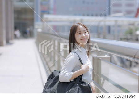 街中でカバンを持った女子高生 116341984