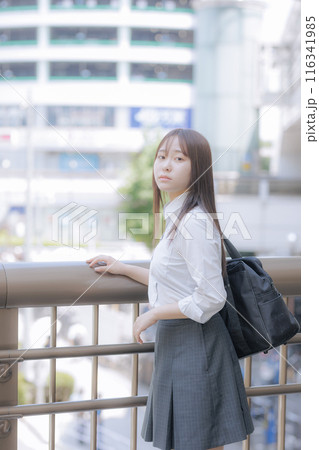 街中でカバンを持った女子高生 街中でカバンを持った女子高生 116341985