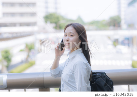 街中でカバンを持った女子高生 街中でカバンを持った女子高生 116342019