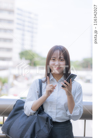 街中でカバンを持った女子高生 街中でカバンを持った女子高生 116342027