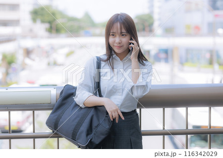 街中でカバンを持った女子高生 街中でカバンを持った女子高生 116342029