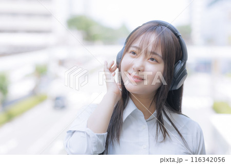 街中で音楽を聴く女子高生 街中で音楽を聴く女子高生 116342056