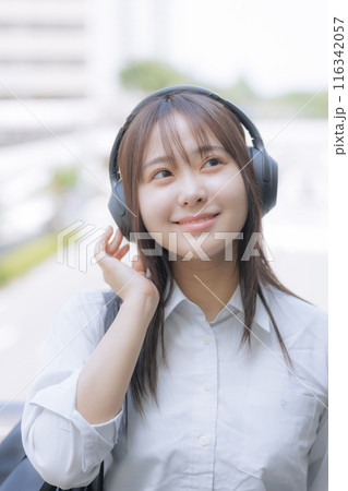 街中で音楽を聴く女子高生 街中で音楽を聴く女子高生 116342057