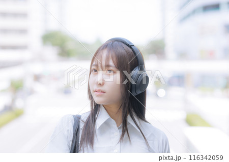 街中で音楽を聴く女子高生 街中で音楽を聴く女子高生 116342059