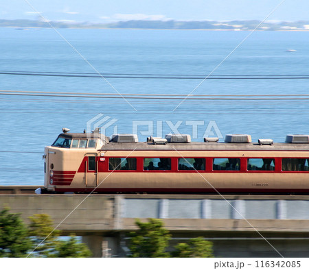 湖西線・琵琶湖バックに通過する特急雷鳥号(485系電車) 湖西線・琵琶湖バックに通過する特急雷鳥号(485系電車) 116342085