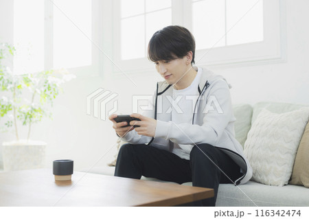 リビングでくつろぐ若い男性 116342474