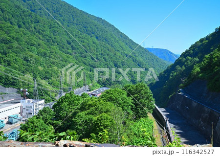 二居ダム　天端からダム下・山・風景　湯沢町　 116342527