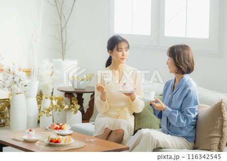 カフェで会話をする二人の女性 カフェで会話をする二人の女性 116342545