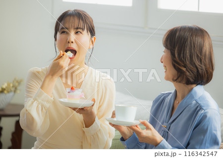 カフェで会話をする二人の女性　 116342547