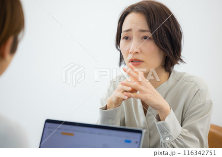 すごく困って相談する女性 116342751