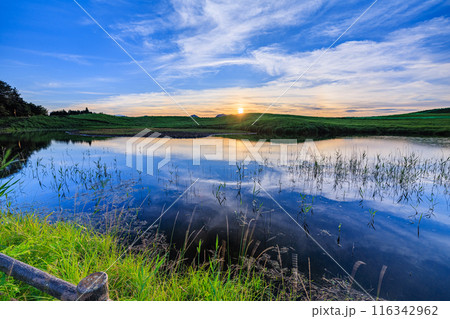 2024年夏曽爾高原の夕景　三脚固定同一フレーム　日没からブルーアワー手前まで　変わっていく夕景⑭ 116342962