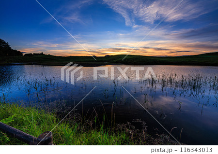 2024年夏曽爾高原の夕景　三脚固定同一フレーム　日没からブルーアワー手前まで　変わっていく夕景㊹ 116343013