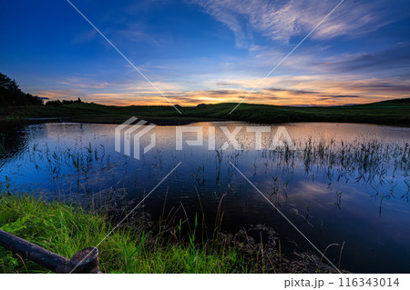 2024年夏曽爾高原の夕景　三脚固定同一フレーム　日没からブルーアワー手前まで　変わっていく夕景㊺ 116343014