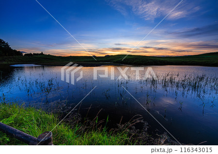 2024年夏曽爾高原の夕景　三脚固定同一フレーム　日没からブルーアワー手前まで　変わっていく夕景㊻ 116343015