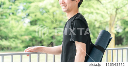 ヨガマットを持つ若いアジア人男性（ヨガ・ピラティス・ストレッチ・メンズヨガ・ヘルスケア） 116343332
