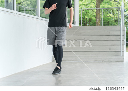 歩く・ウォーキングする男性の足・脚・筋トレ 116343665