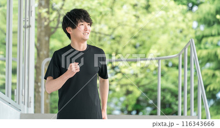 公園で運動・ウォーキング・ランニング・トレーニングをするアジア人男性 116343666