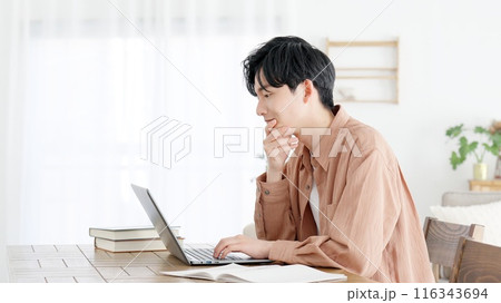 パソコンを見て考える男性 116343694