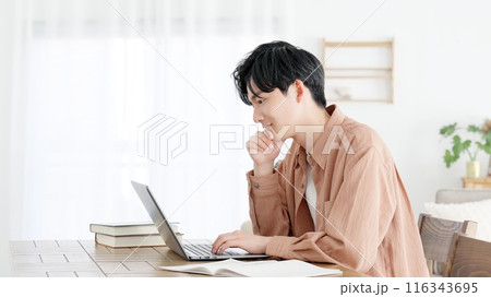 パソコンを見て考える男性 116343695