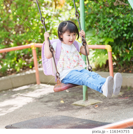 放課後公園に寄り道してブランコで遊ぶ小学生 116343755