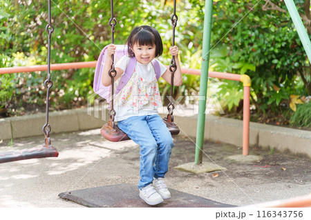 放課後公園に寄り道してブランコで遊ぶ小学生 116343756