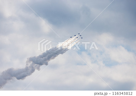 ブルーインパルスの航空ショー 116343812