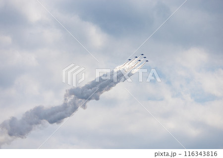 ブルーインパルスの航空ショー 116343816