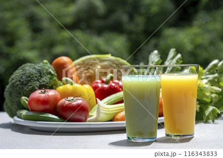 色とりどりの野菜と野菜ジュース 116343833
