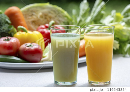色とりどりの野菜と野菜ジュース 色とりどりの野菜と野菜ジュース 116343834