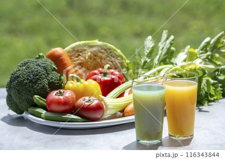 色とりどりの野菜と野菜ジュース 色とりどりの野菜と野菜ジュース 116343844