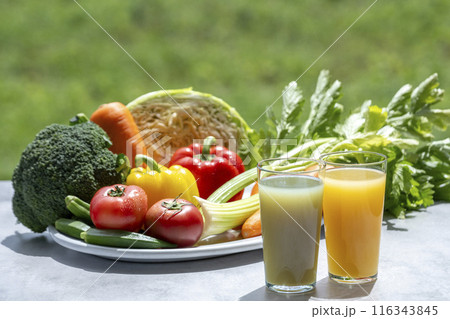 色とりどりの野菜と野菜ジュース 色とりどりの野菜と野菜ジュース 116343845