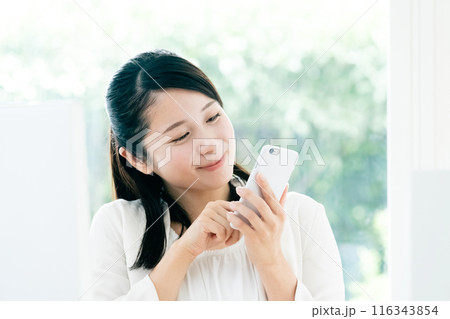 スマホを見る女性 116343854