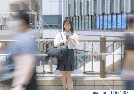 街中で待ち合わせをする女子高生 116343882