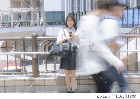 街中で待ち合わせをする女子高生 街中で待ち合わせをする女子高生 116343884