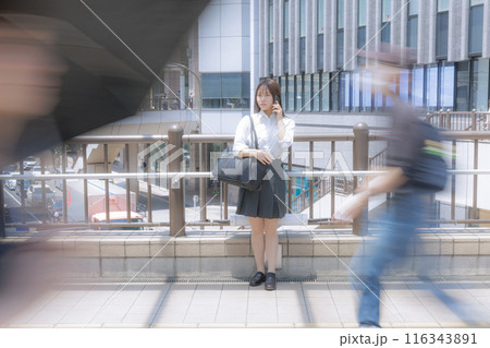 街中で待ち合わせをする女子高生 116343891