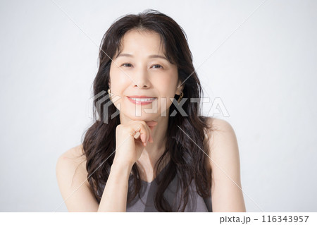顎に手を当てる女性のカメラ目線　美容やビューティーなどに 116343957