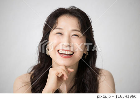 顎に手を当てる女性のカメラ目線 美容やビューティーなどに 顎に手を当てる女性のカメラ目線 美容やビューティーなどに 116343960