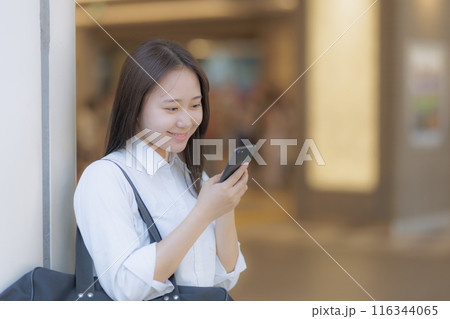 街中でスマホを使う女子高生 街中でスマホを使う女子高生 116344065