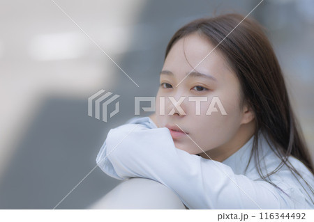 街中でカバンを持って佇む女子高生 街中でカバンを持って佇む女子高生 116344492