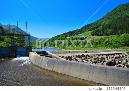 清津川　三俣宿付近　山・川の風景　 116344503
