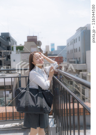屋上で佇む女子高生 116344580